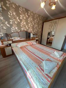 ブルガスにあるLux Apartment Sisiのベッドルーム(大型ベッド1台、大きな鏡付)