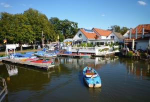 a small boat is docked at a marina at Joels Luxus Lounge mit Sauna, Bar & Wirlpool in Steinhude in Steinhude