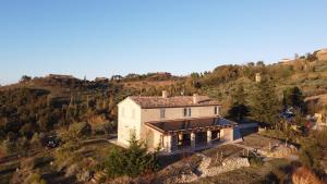 una vista aérea de una casa en una colina en B&B Villa Arcadia, en Saludecio