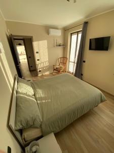 阿爾巴的住宿－Casa Rubbo - Appartamento in collina 'Monviso'，一间卧室配有一张床和一把椅子