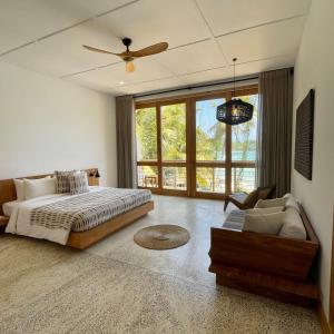 Postel nebo postele na pokoji v ubytování La Playa Beach Club