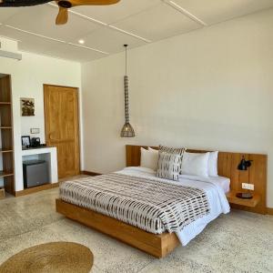 Postel nebo postele na pokoji v ubytování La Playa Beach Club