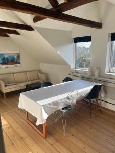 un comedor con mesa y sillas en una habitación en Townhouse, en Odense