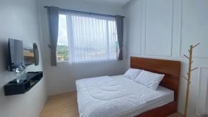 Postel nebo postele na pokoji v ubytování Arjuna Luxury Dieng Syariah