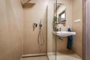Apartman La Glace في مارتين: حمام مع دش ومغسلة