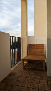 eine Holzbank auf dem Balkon in der Unterkunft Appartement lumineux et cosy avec balcon - 3P in Les Lilas