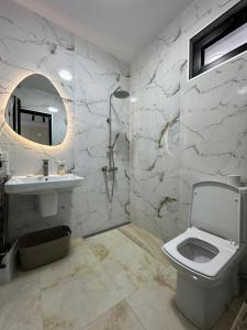 y baño con aseo, lavabo y espejo. en B-XON Makhinjauri en Batumi