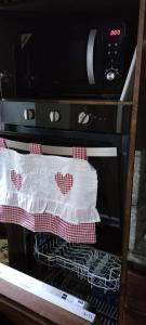 un horno con una servilleta de San Valentín en una toalla en Maison du Soleil- CIR VDA Valtournenche n 0204, en Valtournenche
