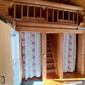 a bunk bed in a tiny house at Helmi Äärelä in Vuotso
