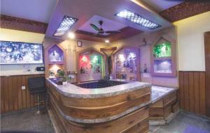 duża łazienka z dużą drewnianą wanną w obiekcie Sun Star International Hotel 24/7 w Bhairāhawie