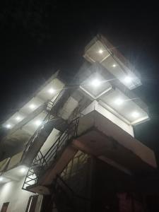 un edificio con luces por la noche en Maruti Bhawan en Faizābād