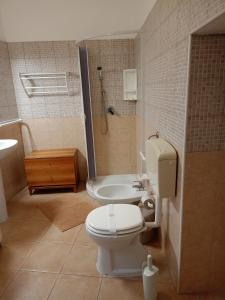 シラクーサにあるCasa Nonna Mariaのバスルーム(トイレ、シャワー、シンク付)