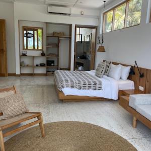 Postel nebo postele na pokoji v ubytování La Playa Beach Club