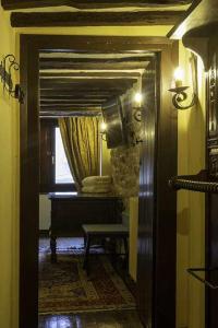 um corredor com uma janela e um banco num quarto em El Retiro del Obispo em Laguardia