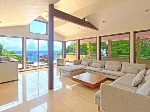 志摩市UMIBE IseShima的客厅里有一张沙发和一张桌子。