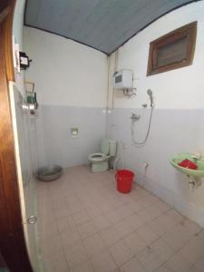 y baño con aseo y lavamanos. en Thảo Nguyên Hotel and Restaurant, en Dong Giang