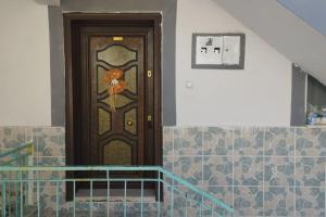 een houten deur met een bloem erop in een kamer bij HAPPY HOUSE 2 Pamukkale in Pamukkale