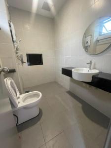 ein Badezimmer mit Toilette und Waschbecken in der Unterkunft Adik aisyah teres golden hill Cameron Highlands in Brinchang