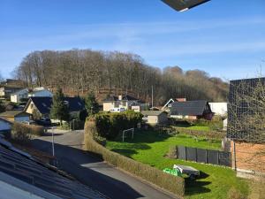 Blick auf eine kleine Stadt mit Häusern und einer Straße in der Unterkunft Vila Ana - 2 room apartment in Vejle