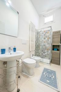 Casa vacanze Cetto e Vera في غالاتينا: حمام مع مرحاض ومغسلة ودش