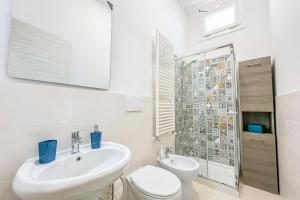 Casa vacanze Cetto e Vera في غالاتينا: حمام مع حوض ومرحاض ودش