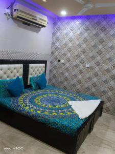 新德里的住宿－Hotel lodge kalkaji，一间卧室配有一张带蓝色枕头的床