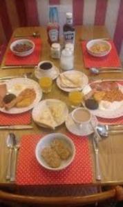 einen Tisch mit Speisen und Getränken in der Unterkunft Meland (Families ONLY B&B) in Blackpool