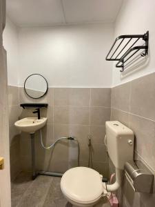 een badkamer met een toilet en een wastafel bij Muslim Homestay Teluk Intan ( Hotel Style Room ) by Mr Homestay in Teluk Intan