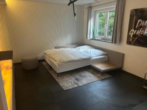 Tempat tidur dalam kamar di Design Ferienwohnung im Alpenvorland