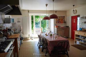 a kitchen with a table with a red and white table cloth at Demeure de 11 chambres avec piscine partagee et wifi a Pech Luna in Pech-Luna