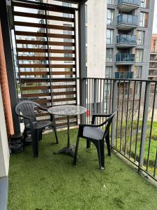 a table and two chairs and a table and chairs on a balcony at Long term cozy flat in Hendon