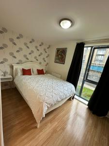 a bedroom with a bed and a window at Long term cozy flat in Hendon