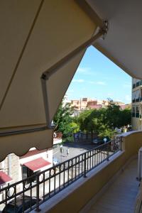アルゲーロにあるAppartamento Vacanze Algheroの通りの景色を望むバルコニー
