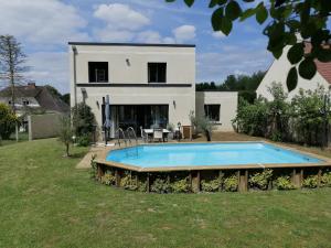 Bazén v ubytování Choisy le Jacuzzi nebo v jeho okolí