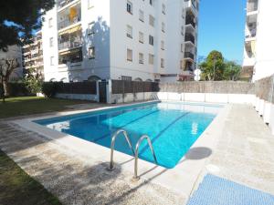 Bazén v ubytování Linda Vista Oasis Penthouse by Hello Homes Sitges nebo v jeho okolí