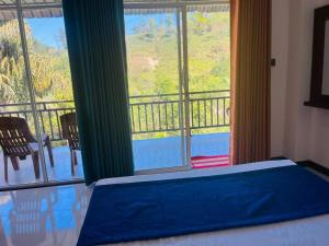 una camera da letto con un letto e vista su un balcone di Tea Pick View Ella a Ella