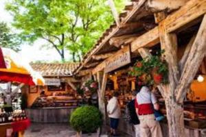 ラ・フロットにあるVILLA DEL RE 4 (face à la piscine)の店外に立つ集団