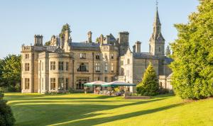 un vieux château sur un champ herbeux dans l'établissement Palé Hall, à Bala