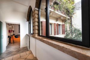 Pokój z oknem i korytarzem w obiekcie mirko apartment w Weronie