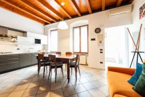 una cucina e una sala da pranzo con tavolo e sedie di mirko apartment a Verona