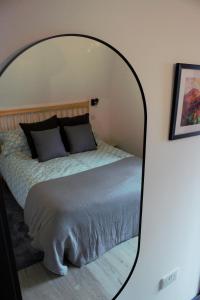 Spiegelreflexion eines Bettes in einem Schlafzimmer in der Unterkunft Tigh Na Beithe in North Ballachulish