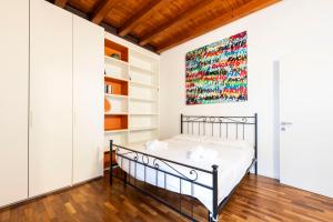 1 dormitorio con 1 cama y una pintura en la pared en mirko apartment, en Verona