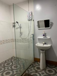 een douche in een badkamer met een toilet en een wastafel bij Vientiane Star Hotel B in Vientiane