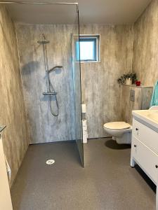 łazienka z prysznicem i toaletą w obiekcie Beautiful house by the Golden Circle w mieście Laugarvatn