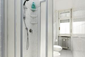 łazienka z prysznicem i toaletą w obiekcie [Zona Stadio Olimpico] Ampio Bilocale con Balcone w Turynie