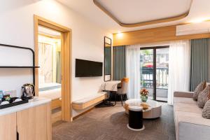 河内首都花园酒店的客厅里有一张沙发和一张桌子。