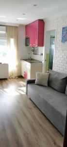 a living room with a couch and a kitchen at Estudio reformado primera linea playa in Sitio de Calahonda