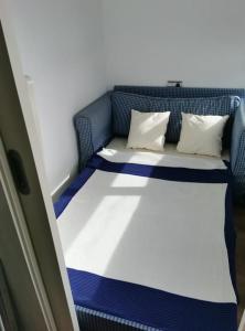 a blue and white bed with two pillows on it at Estudio reformado primera linea playa in Sitio de Calahonda +22 photos