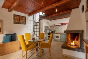 cocina con mesa, sillas y chimenea en Centro e Spiaggia ambra, en Anguillara Sabazia