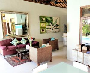 ein Wohnzimmer mit einem Sofa und einem Tisch in der Unterkunft Villa Taman Rahasia in Seminyak